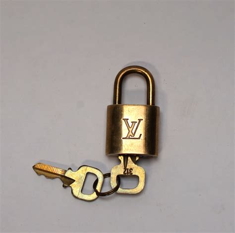 clé cadenas louis vuitton|Louis Vuitton handbag charms.